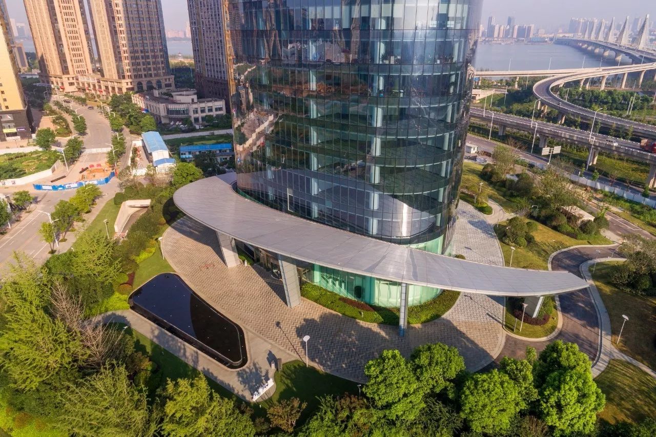 南昌新力中心塔樓直接落地，無裙房