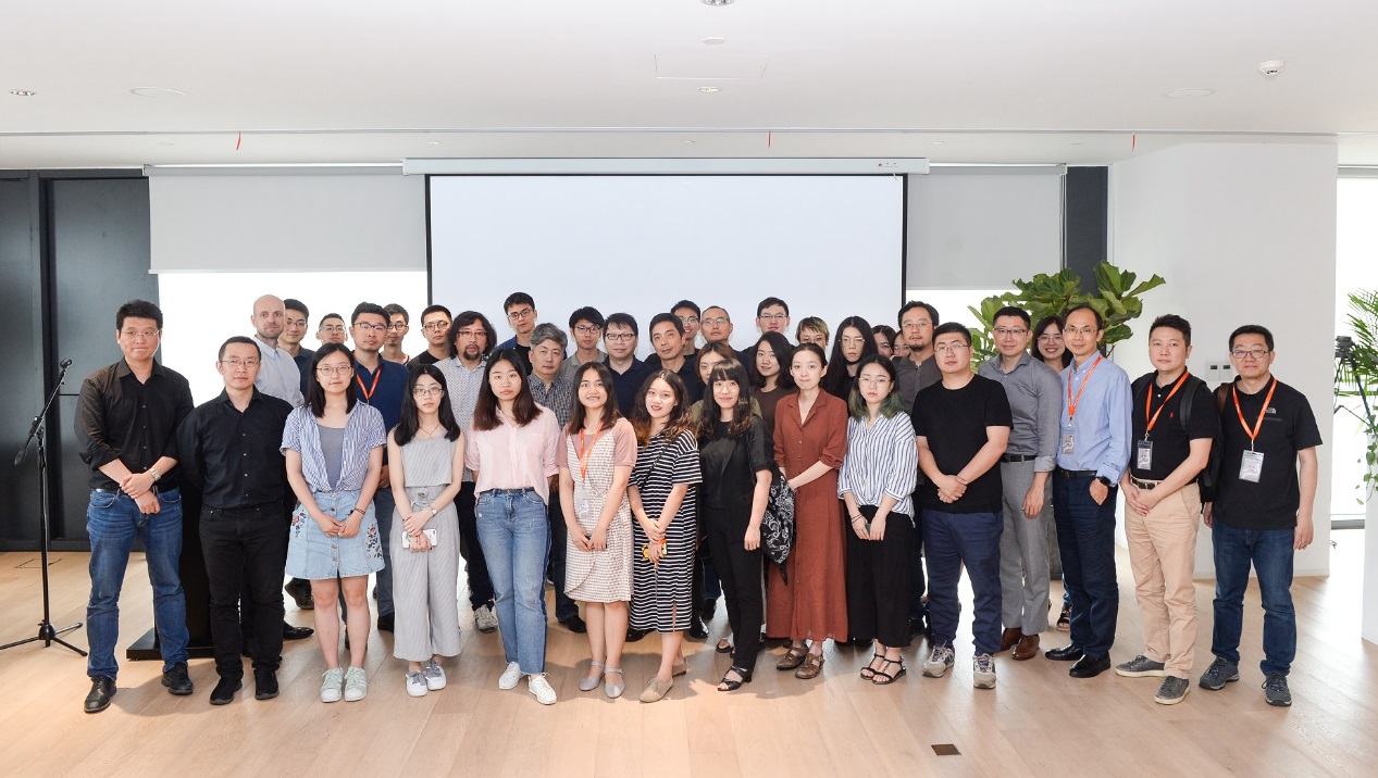 2018聯(lián)合畢業(yè)設(shè)計(jì)師生代表與評審嘉賓集體合影