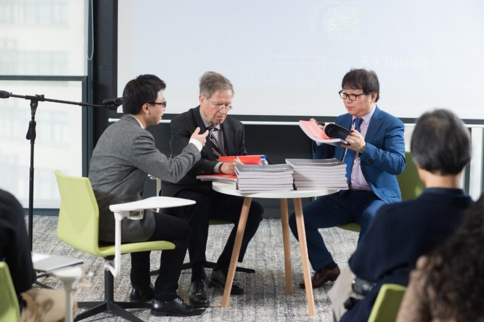 哈佛布斯克茨教授、楊丁亮老師與天華集團總建筑師黃向明現(xiàn)場書籍簽發(fā)